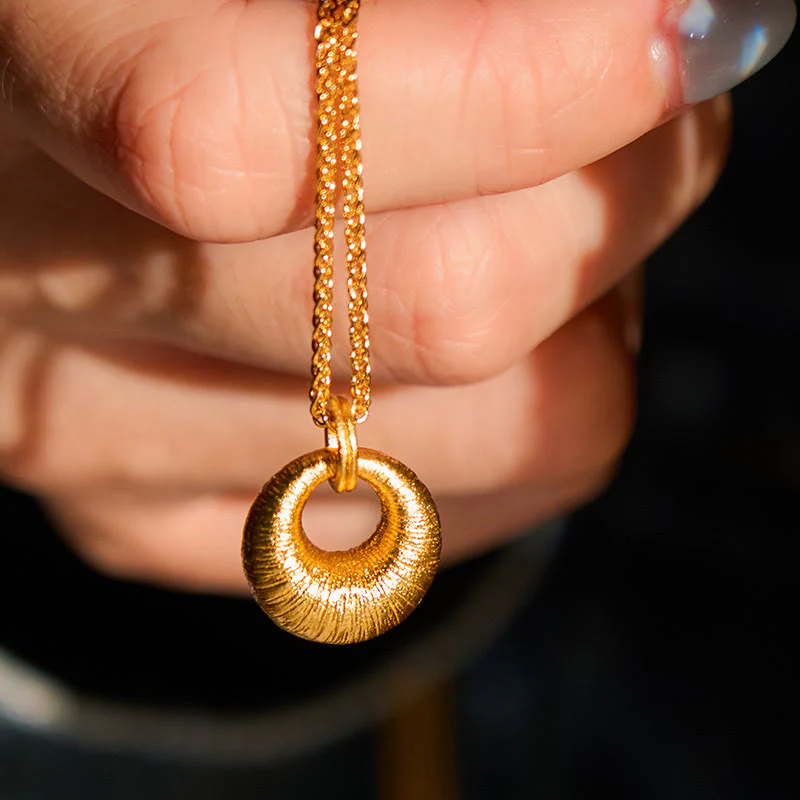 Collana con ciondolo Buddha Stones in rame placcato oro 24k con fibbia della pace e texture, simbolo di ricchezza - Image 6