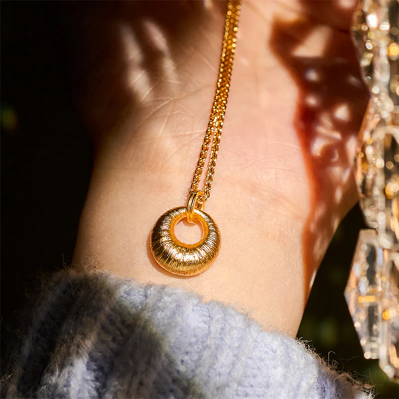 Collana con ciondolo Buddha Stones in rame placcato oro 24k con fibbia della pace e texture, simbolo di ricchezza - Image 7