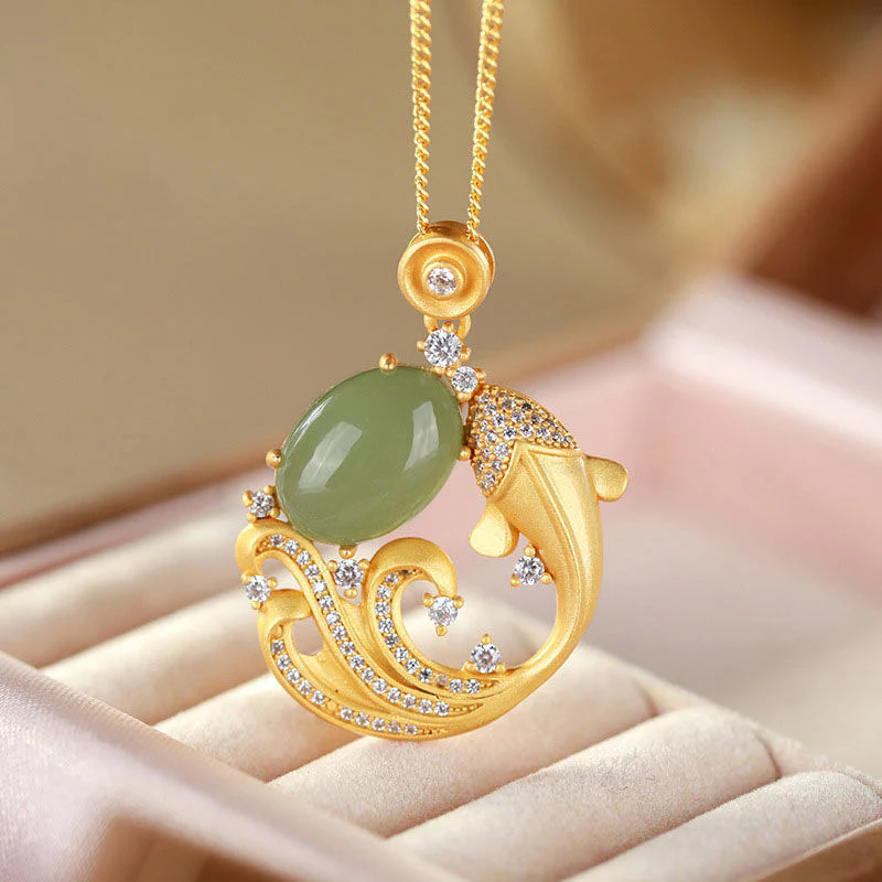Collana con ciondolo calmante con pesce koi in giada ciano e Buddha Stones