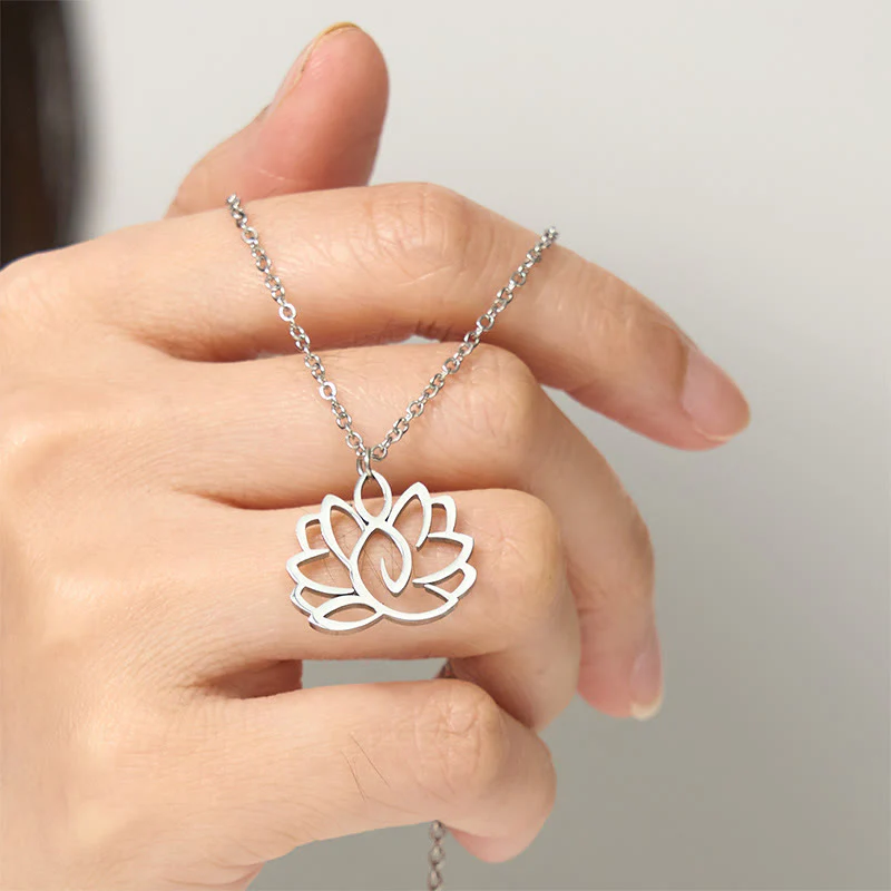 Collana con ciondolo dell'illuminazione in acciaio inossidabile con design a forma di loto cavo Buddha Stones - Image 5