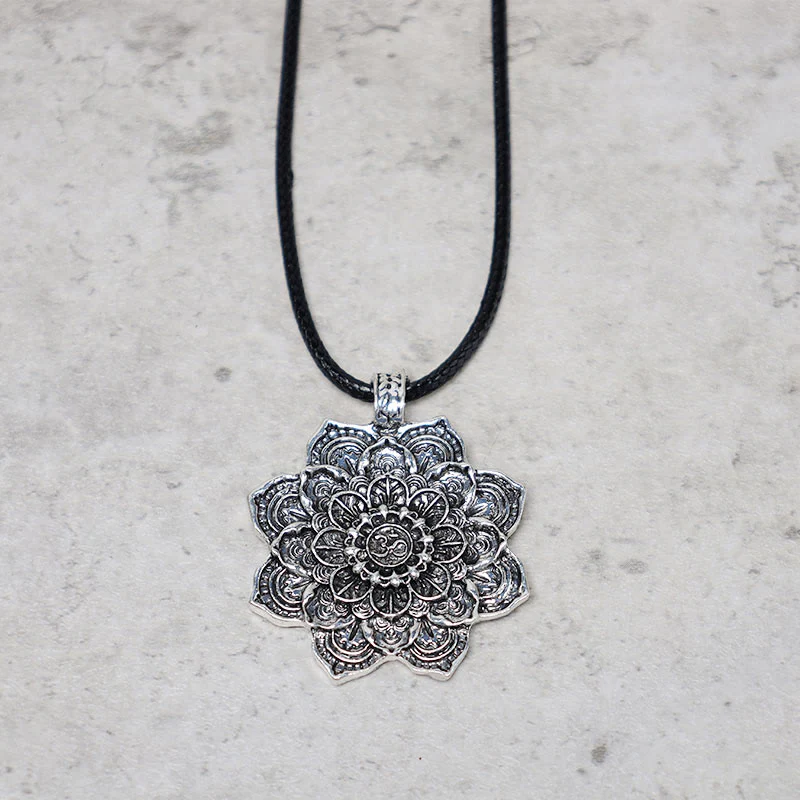 Collana con ciondolo di benedizione del loto tibetano Buddha Stones - Image 4