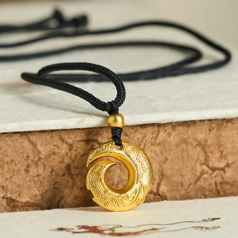 Collana con ciondolo di buon auspicio in corda nera con fibbia della pace in ottone placcato oro 24k Buddha Stones - Image 2