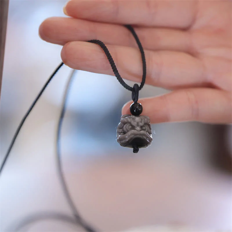 Collana con ciondolo di protezione del leone danzante in ossidiana lucida d'argento naturale Buddha Stones - Image 10