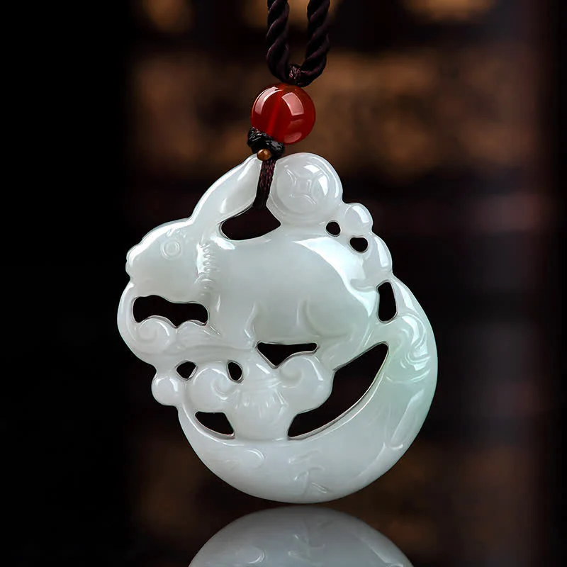 Collana con ciondolo di protezione della luna crescente in giada bianca dell'anno del coniglio - Image 2