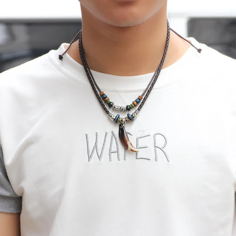 Collana con ciondolo etnica con motivo a denti di lupo e perline, simbolo della ricchezza - Image 3