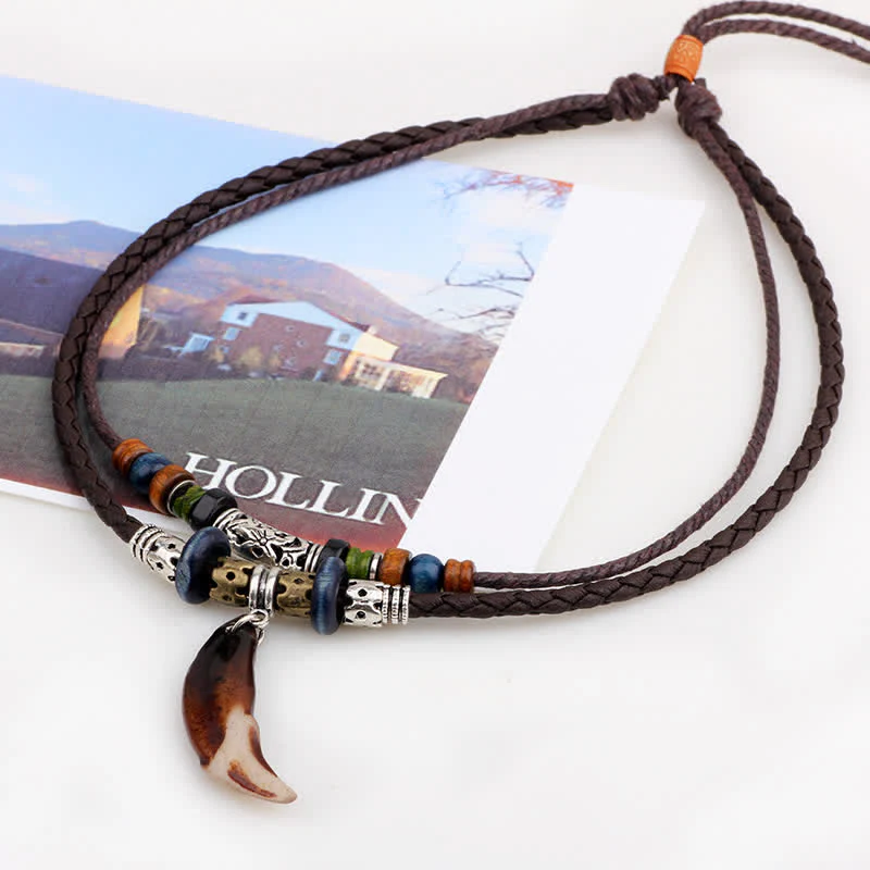 Collana con ciondolo etnica con motivo a denti di lupo e perline, simbolo della ricchezza - Image 4