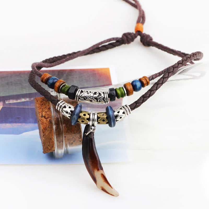 Collana con ciondolo etnica con motivo a denti di lupo e perline, simbolo della ricchezza - Image 5