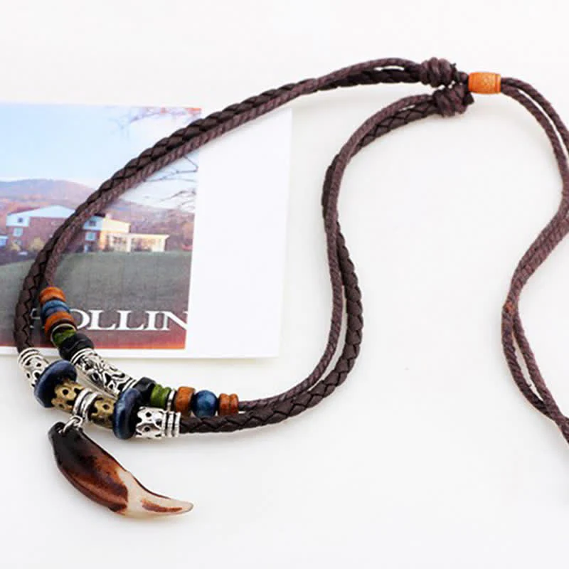 Collana con ciondolo etnica con motivo a denti di lupo e perline, simbolo della ricchezza - Image 6