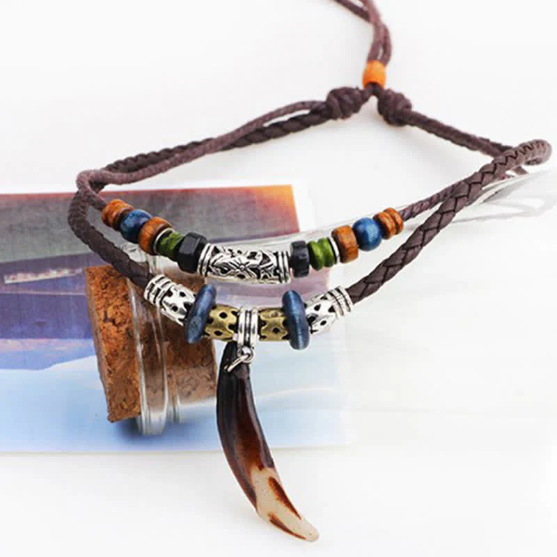 Collana con ciondolo etnica con motivo a denti di lupo e perline, simbolo della ricchezza - Image 7