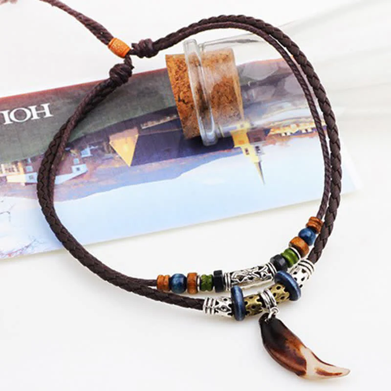 Collana con ciondolo etnica con motivo a denti di lupo e perline, simbolo della ricchezza - Image 8