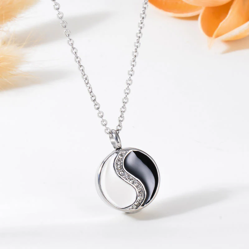 Collana con ciondolo in acciaio al titanio Buddha Stones Yin Yang Harmony