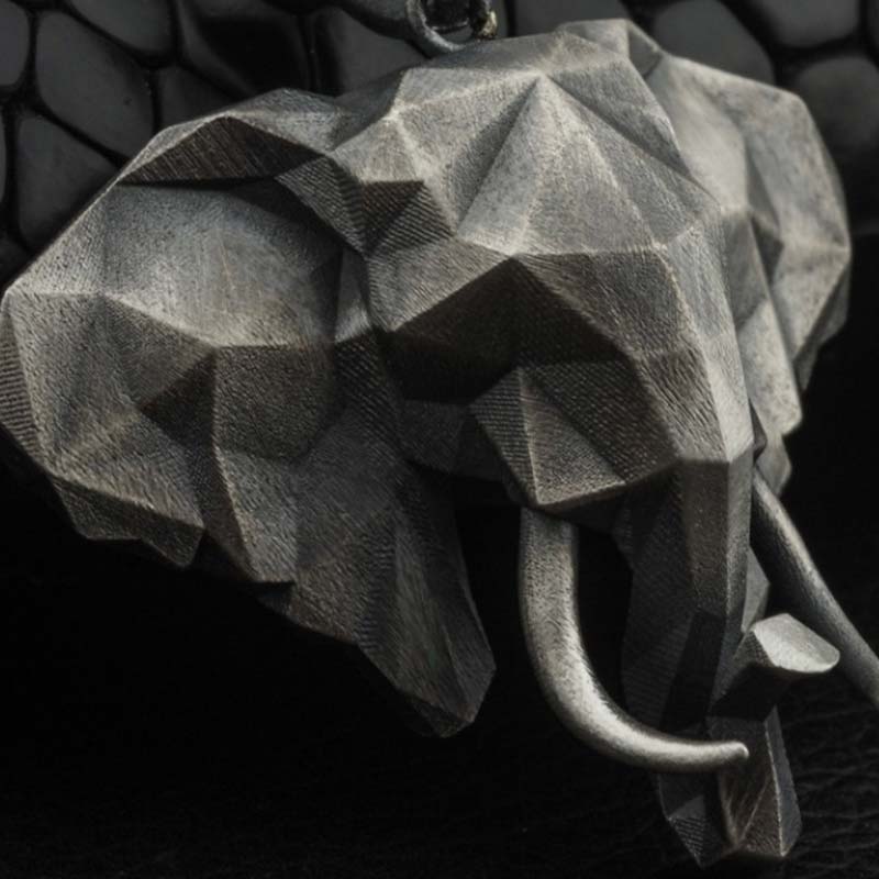 Collana con ciondolo in acciaio al titanio e peltro con elefante e forza - Image 5