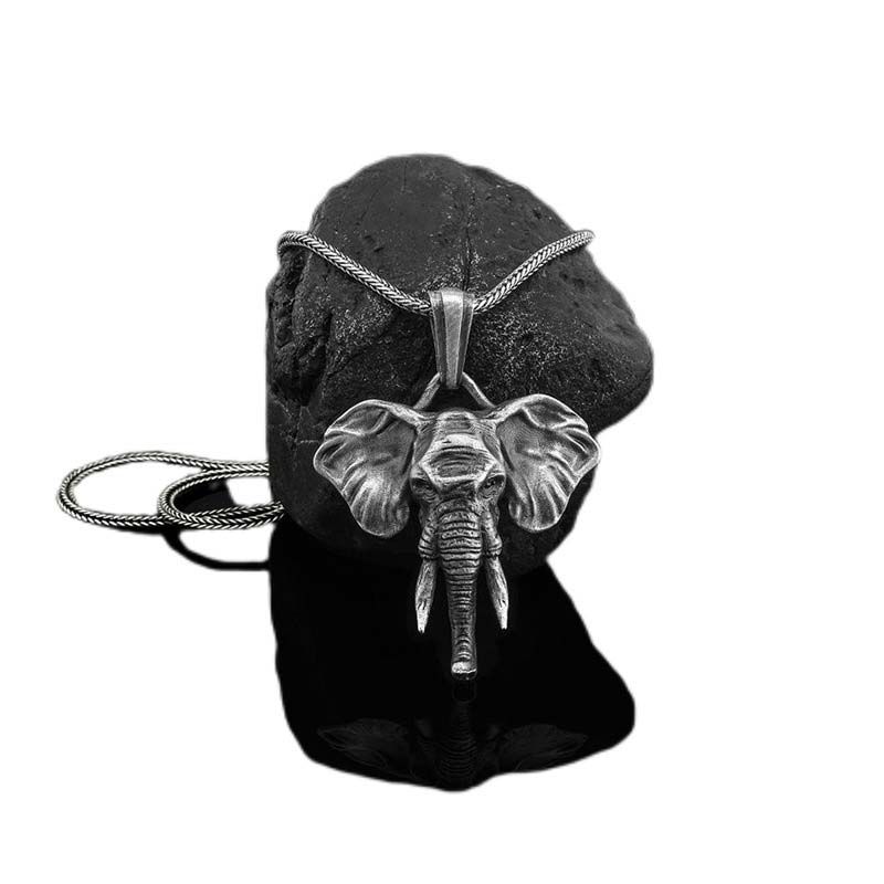 Collana con ciondolo in acciaio al titanio e peltro con elefante e forza - Image 6