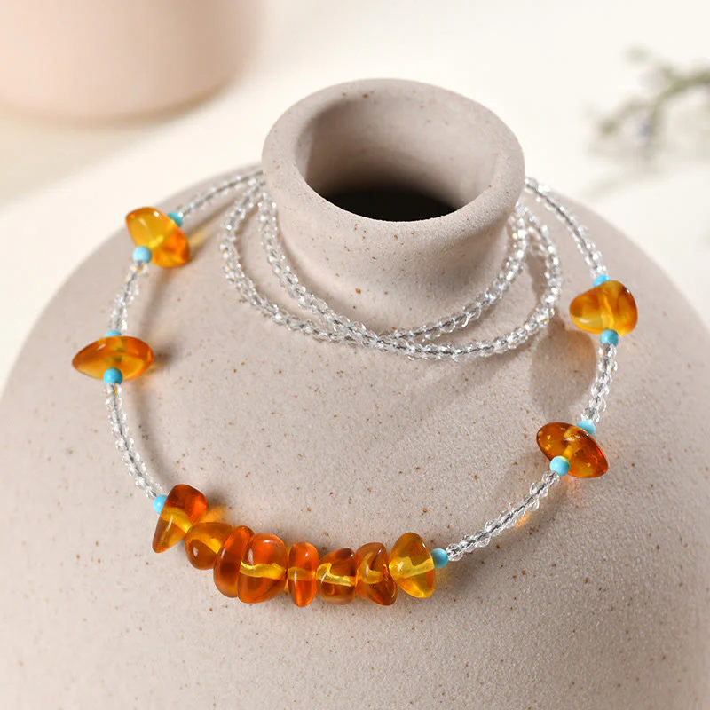 Collana con ciondolo in ambra di purezza irregolare con perline di cristallo bianco Buddha Stones - Image 2