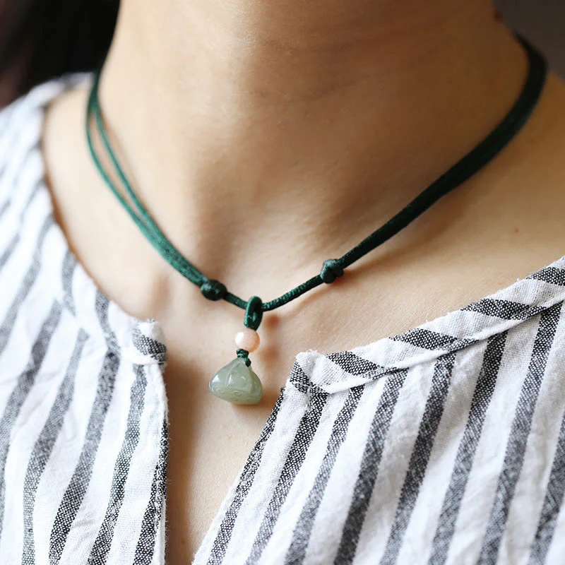 Collana con ciondolo in corda con fibbia della pace in giada rotonda naturale Buddha Stones Lotus Abundance - Image 7