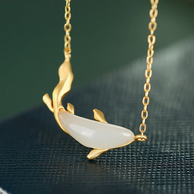 Collana con ciondolo portafortuna a forma di delfino in giada bianca in argento sterling 925 Buddha Stones