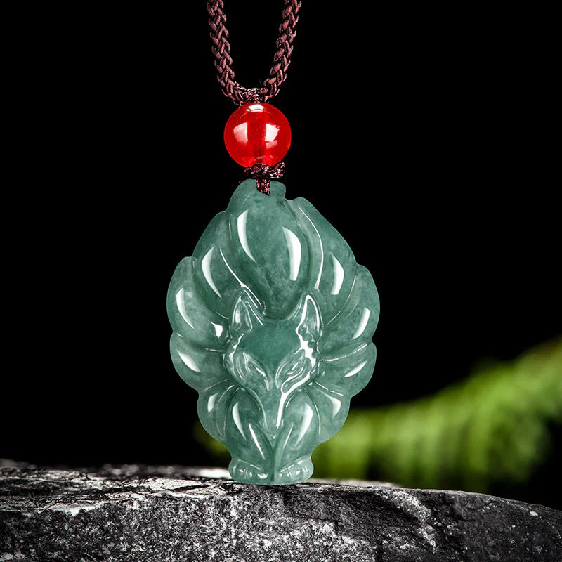 Collana con ciondolo portafortuna a forma di volpe a nove code in giada verde naturale Buddha Stones