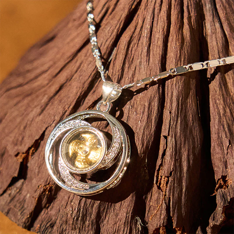 Collana con ciondolo portafortuna girevole a forma di mulino a vento in ottone placcato oro Buddha Stones - Image 2