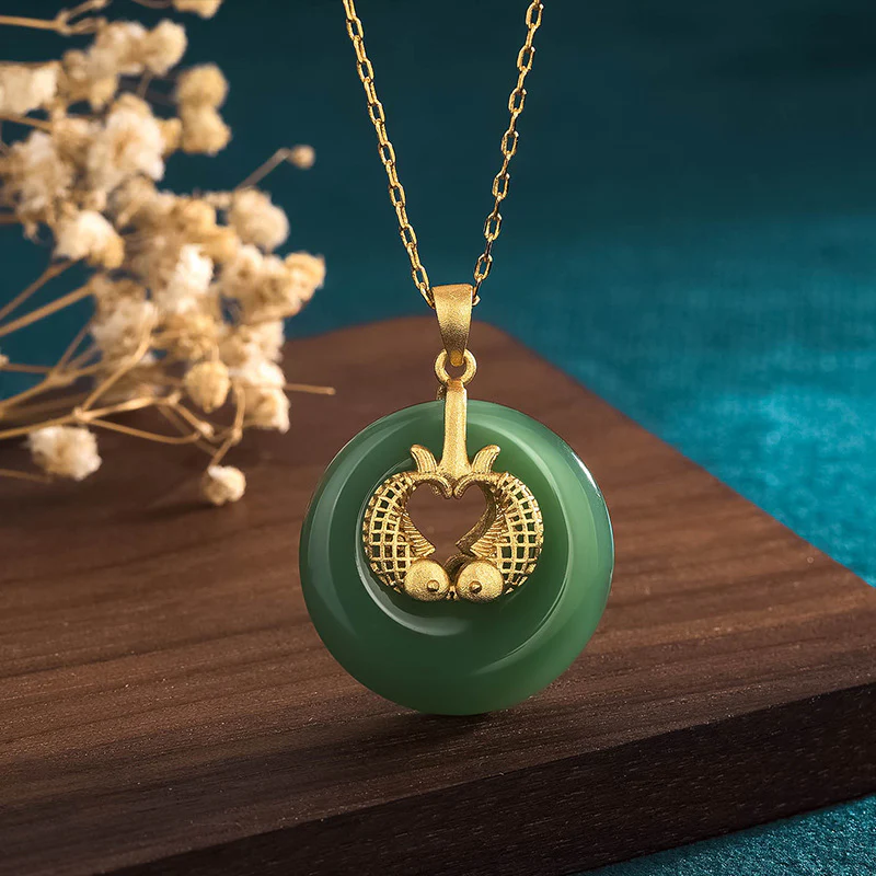 Collana con ciondolo portafortuna in giada ciano con pesce koi e pietre Buddha Stones