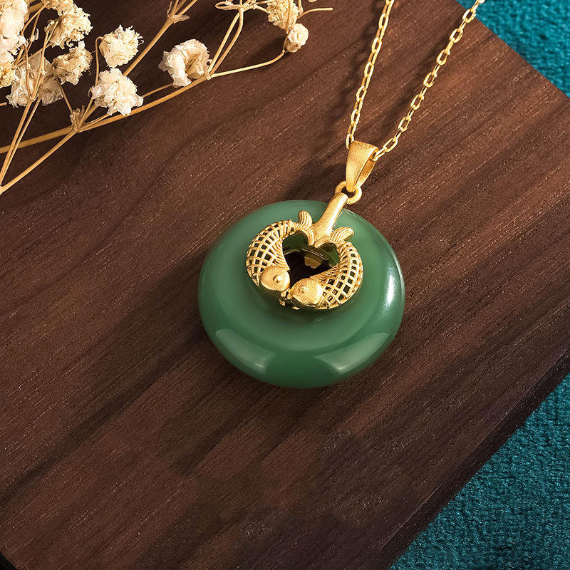 Collana con ciondolo portafortuna in giada ciano con pesce koi e pietre Buddha Stones - Image 3