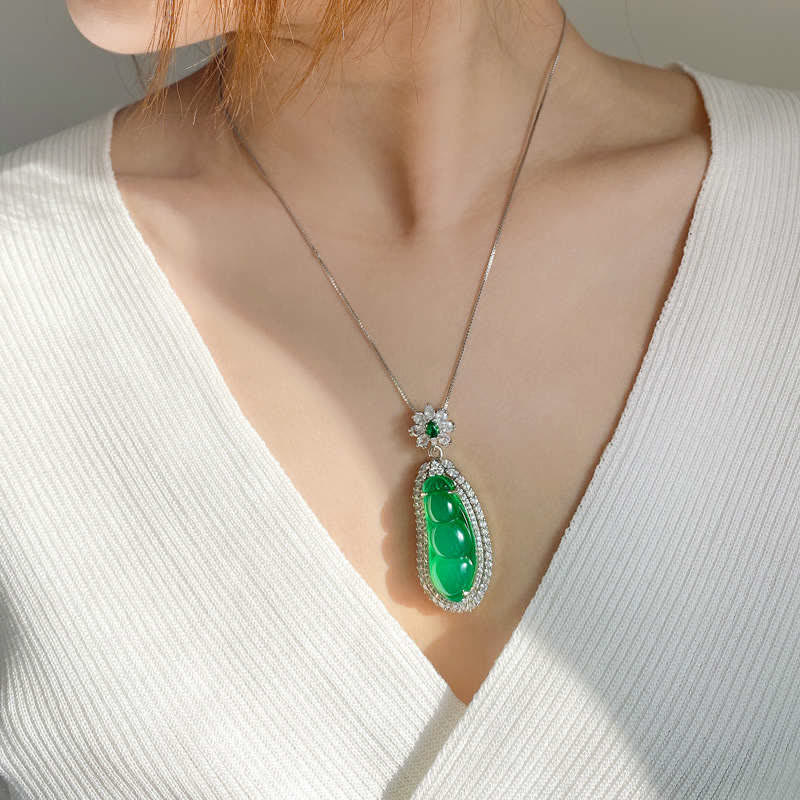 Collana con ciondolo portafortuna in giada ciano e fagiolo della fortuna - Image 2