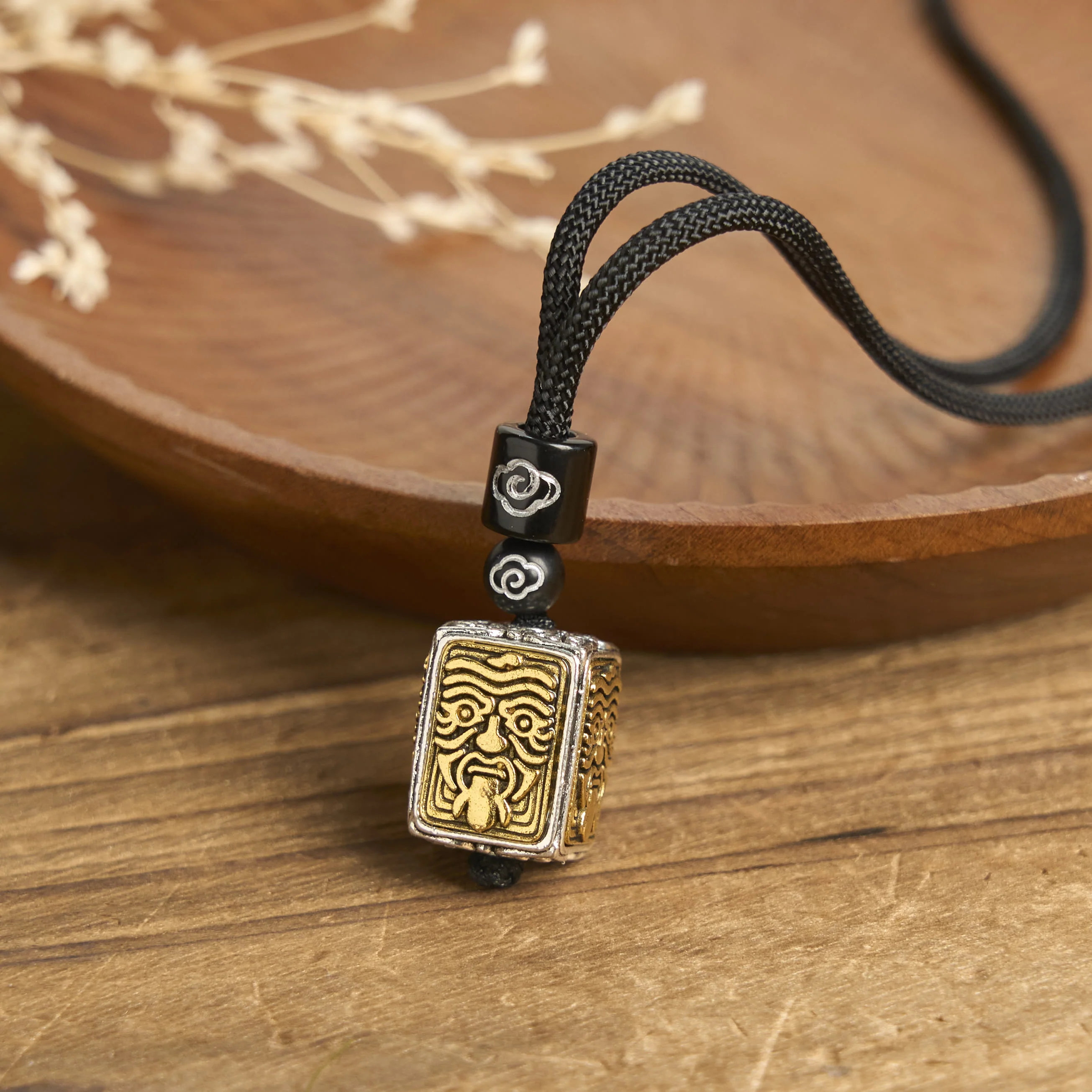 Collana con ciondolo quadrato in corda di protezione della dea della ricchezza, Buddha Stones Zakiram