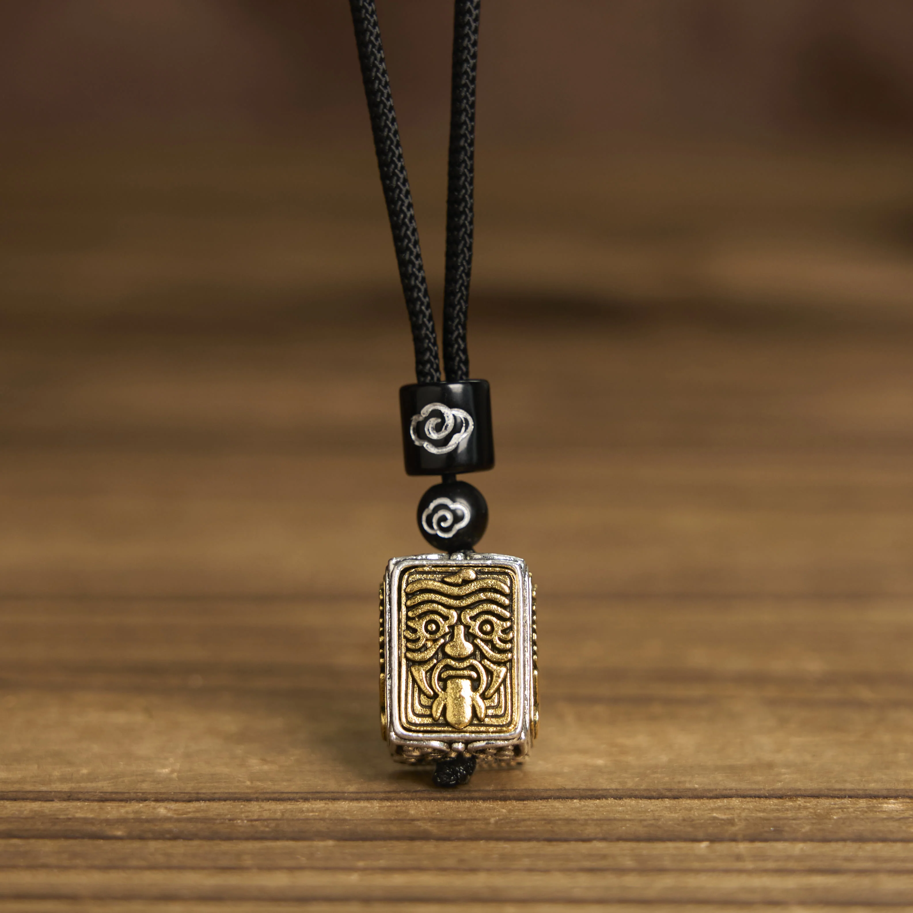 Collana con ciondolo quadrato in corda di protezione della dea della ricchezza, Buddha Stones Zakiram - Image 2