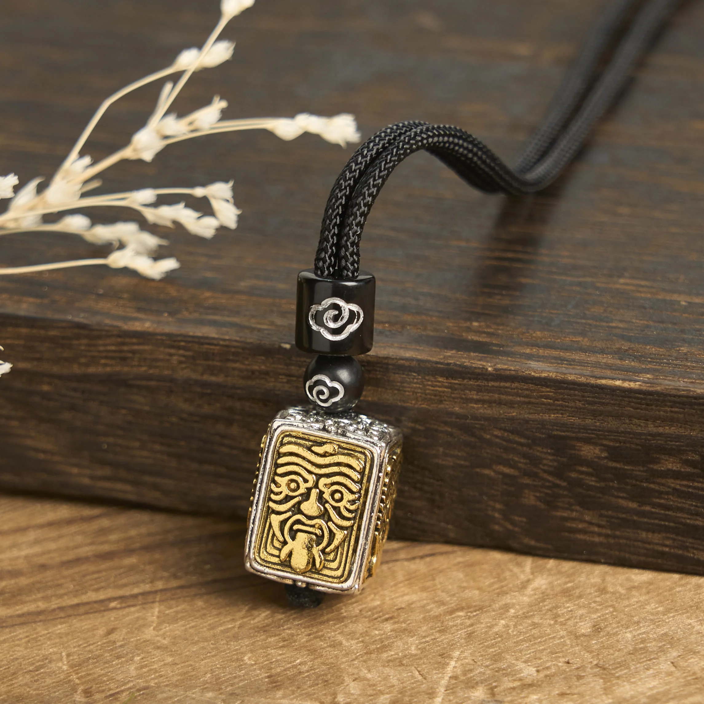 Collana con ciondolo quadrato in corda di protezione della dea della ricchezza, Buddha Stones Zakiram - Image 4