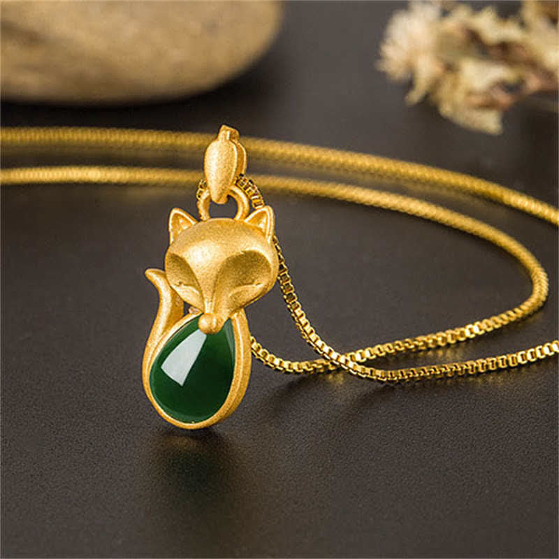 Collana pendente con motivo a volpe in calcedonio verde Buddha Stones - Image 5
