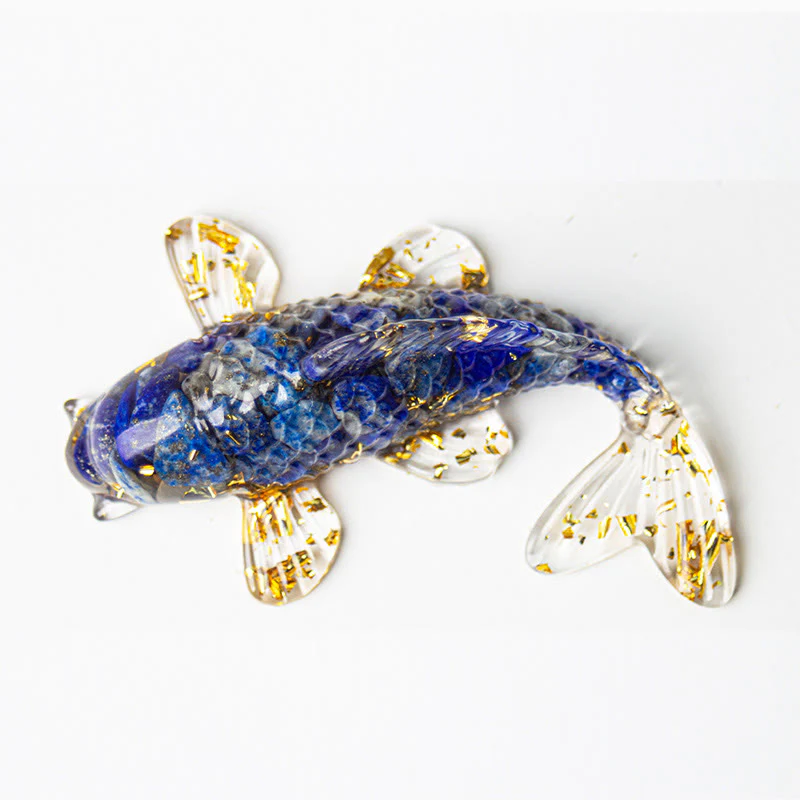 Decorazione portafortuna in resina epossidica con schegge di cristallo di pesce koi Buddha Stones - Image 2