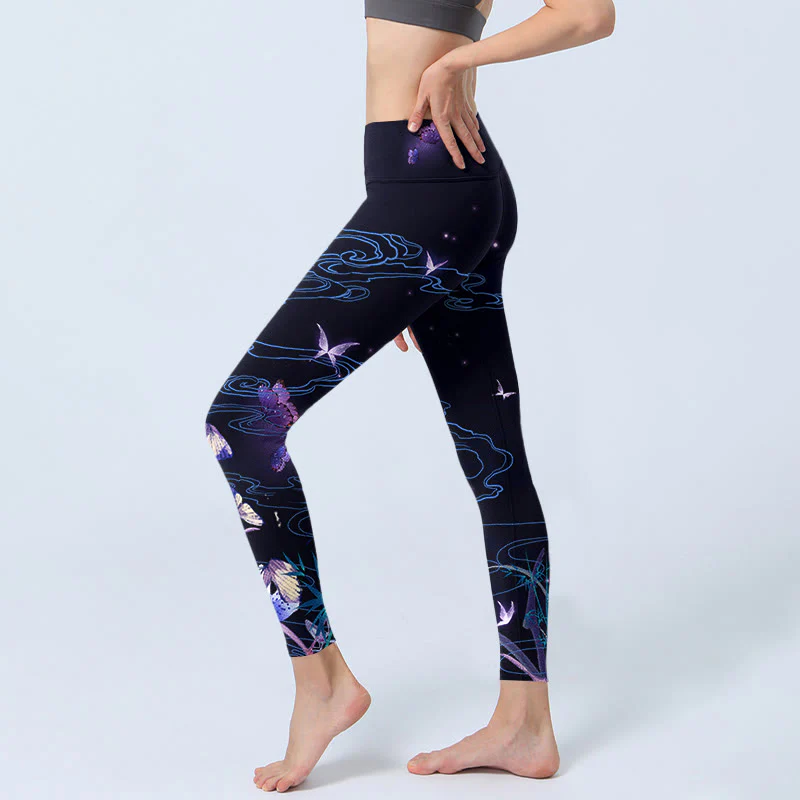 Leggings da yoga da donna con fiori blu notte e farfalle viola Buddha Stones - Image 3