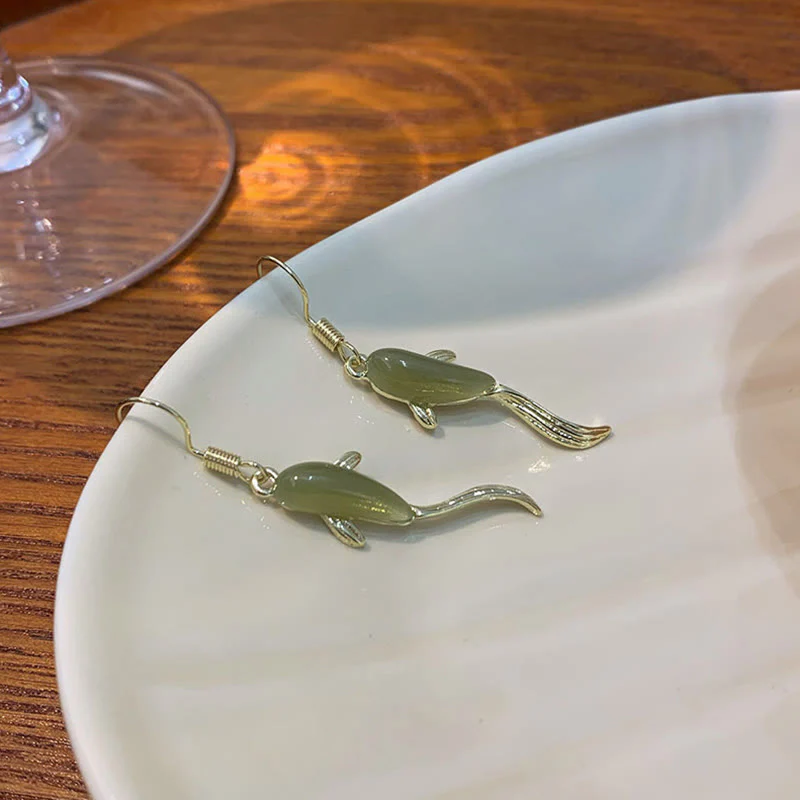 Orecchini pendenti con motivo a pesce e giada portafortuna - Image 11