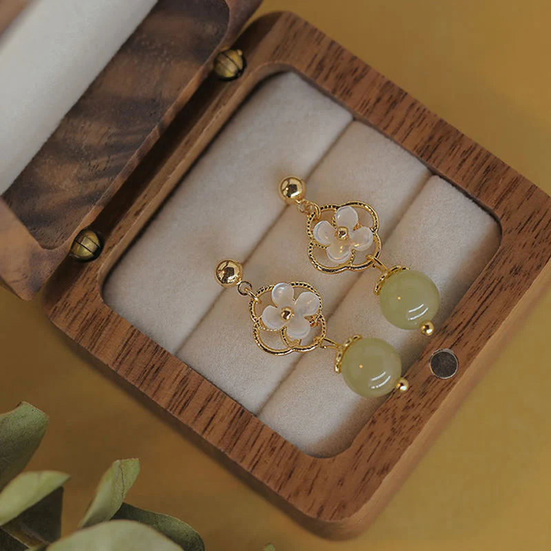 Orecchini pendenti con perline di giada e fiore di pietra di Tridacna Buddha Stones