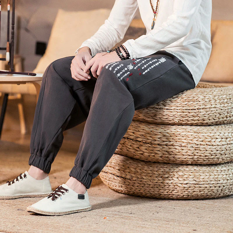Pantaloni da uomo in cotone con tasche e motivo a caratteri cinesi ricamati con Buddha Stones - Image 9