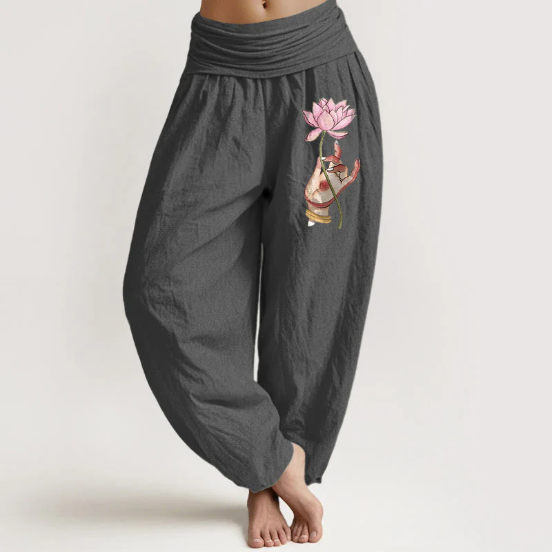 Pantaloni harem in cotone con elastico in vita e motivo a loto delicato Buddha Stones in mano - Image 9