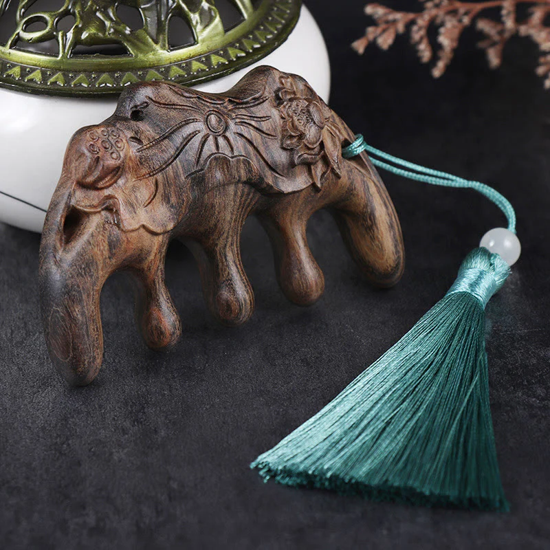 Pettine con nappa lenitiva inciso con fiori di prugna, fiori di loto e pesce koi in legno di sandalo verde - Image 13