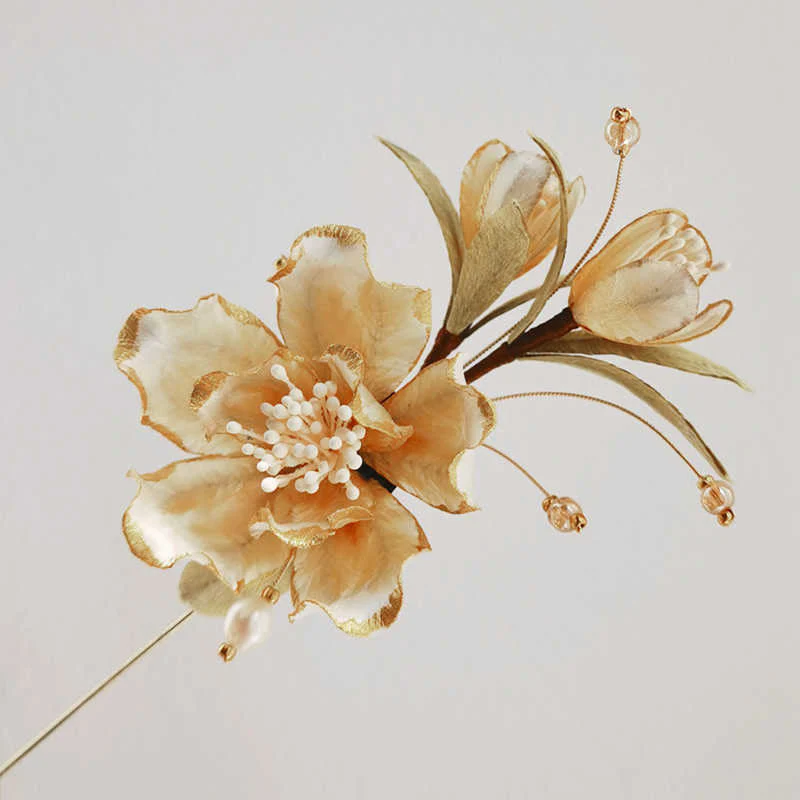 Spilla di camelia bianca in seta di gelso con fiore di velluto fatto a mano Buddha Stones - Image 4