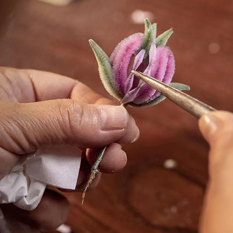Spilla in seta di gelso con fiori di pesco in velluto di Yangzhou, realizzata a mano con Buddha Stones - Image 10