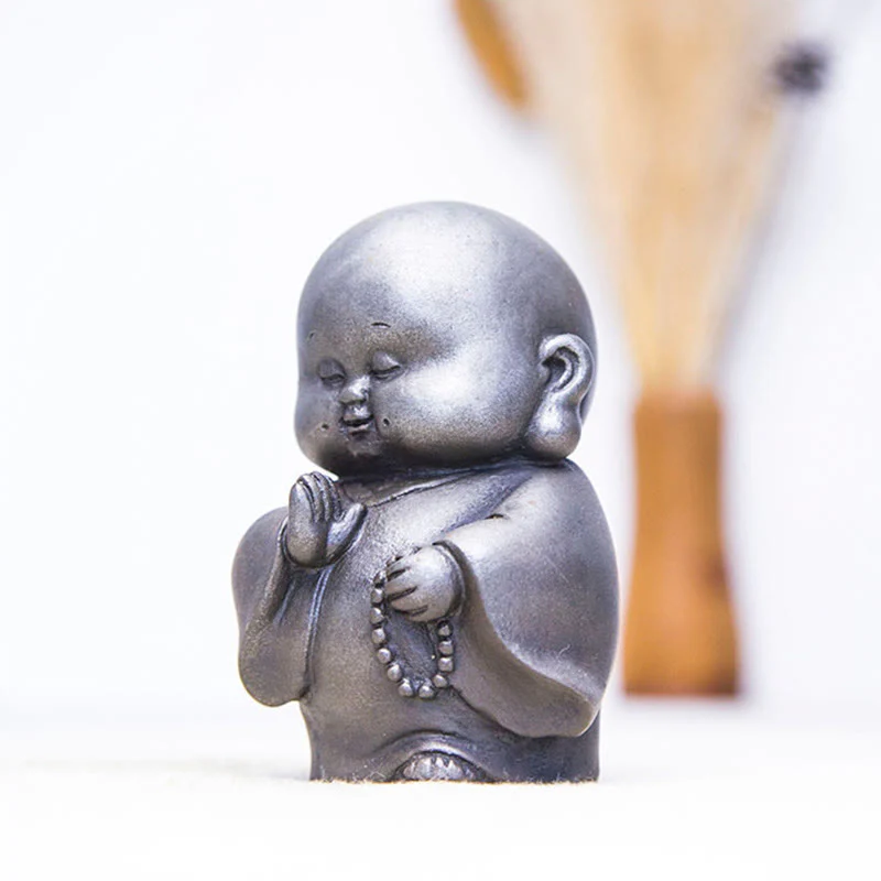 Statua in resina fusa Buddha Stones fatta a mano, piccolo monaco, in polvere di ferro, decorazione per la casa - Image 16